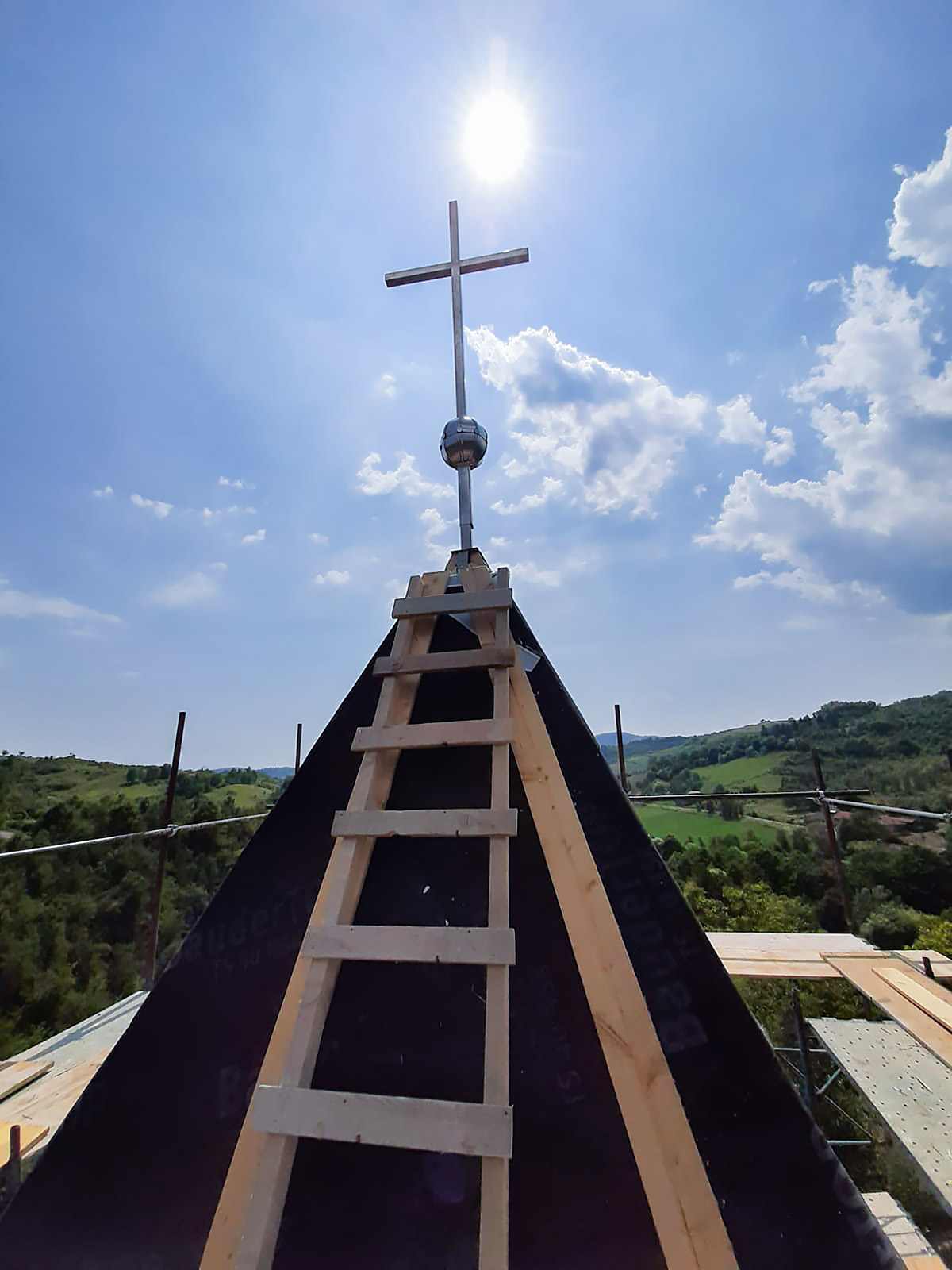 Metalni križ na zvoniku zrinske spomen-crkve