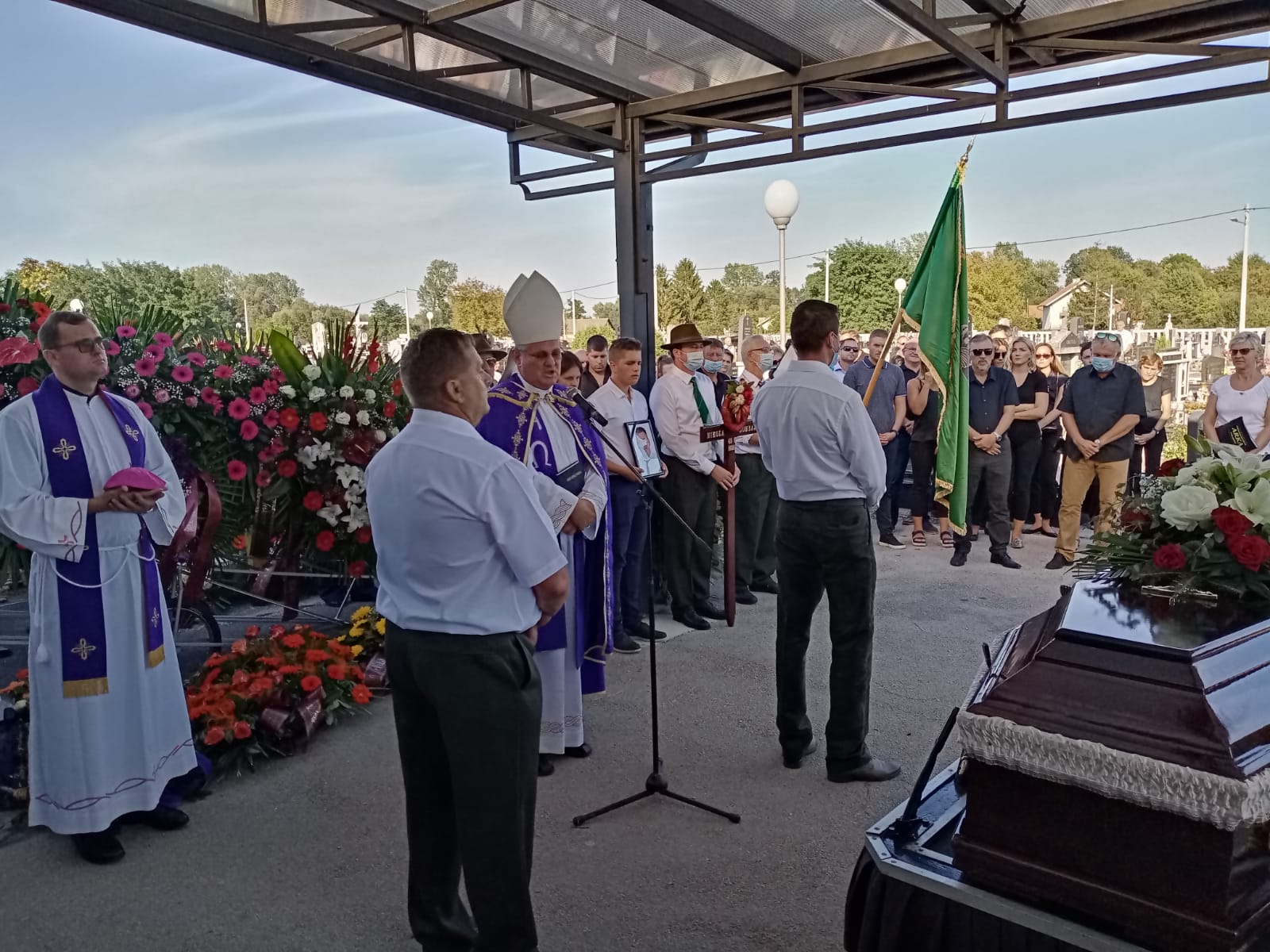 Biskup predvodio sprovod g. Nikole Dombaja
