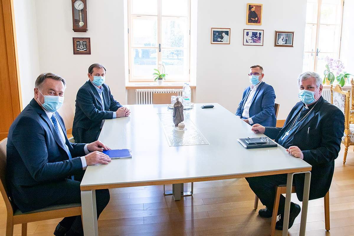 Biskup primio župana Žinića te ravnatelje zdravstvenih ustanova Dujmenovića i Moslera