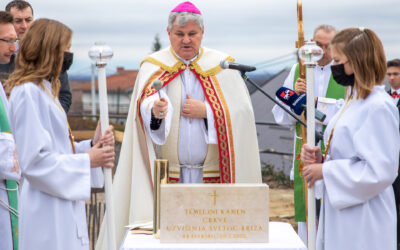 Biskup blagoslovio početak radova na gradnji nove župne crkve u Kravarskom