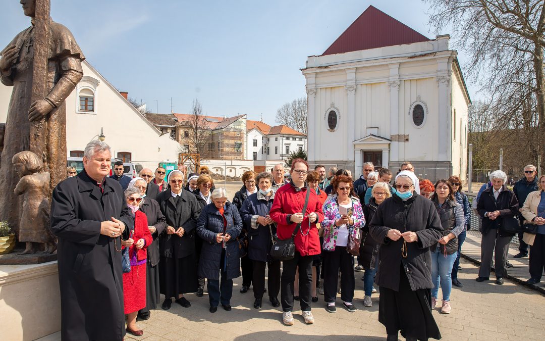 Molitva krunice na nakanu duhovne i materijalne obnove Biskupije