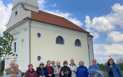 Molitva krunice ispred u potresu oštećene crkve u Bučici