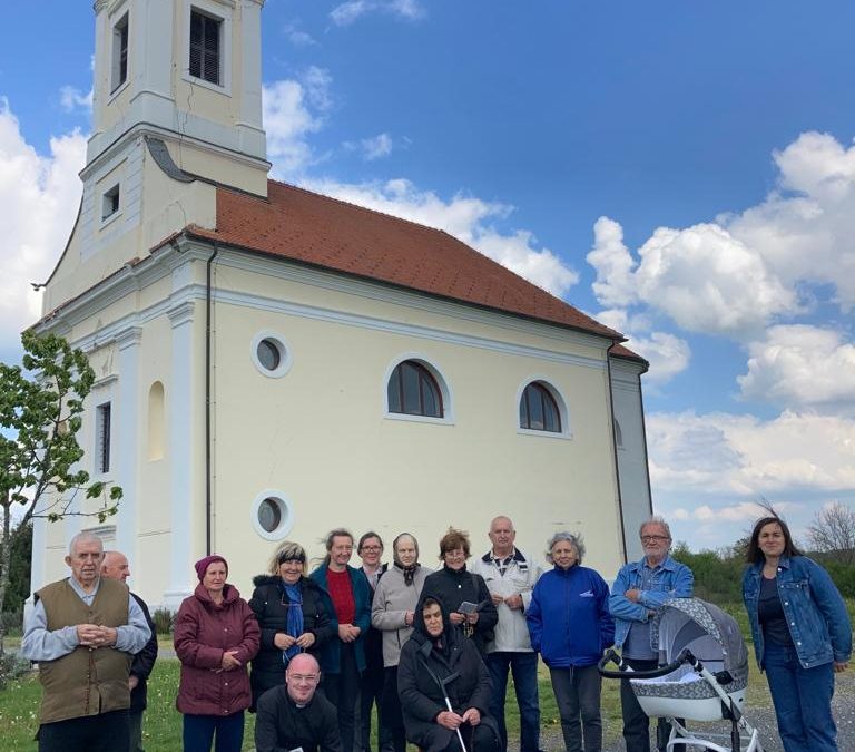 Molitva krunice ispred u potresu oštećene crkve u Bučici