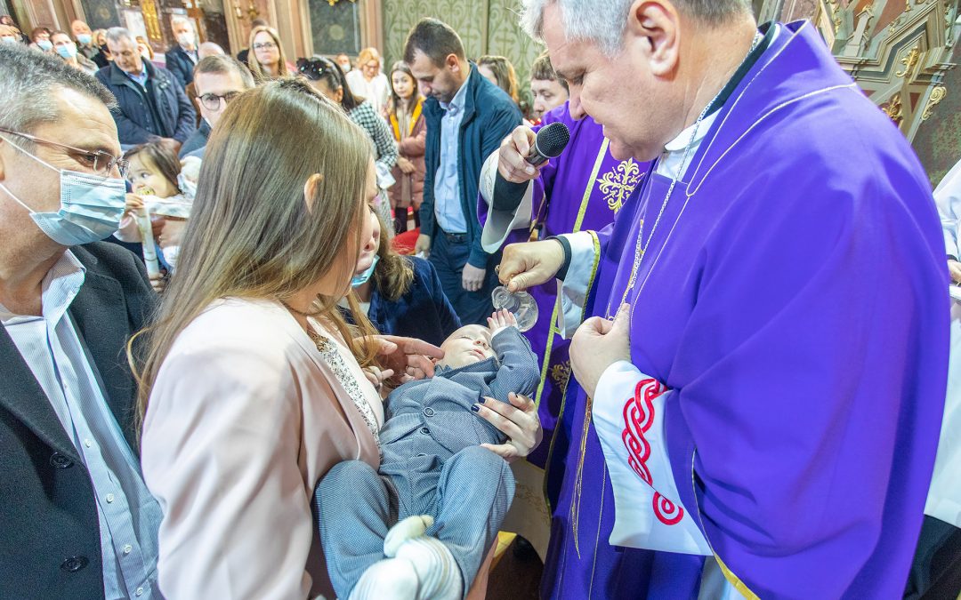 Biskup u Ivanić-Gradu krstio troje djece