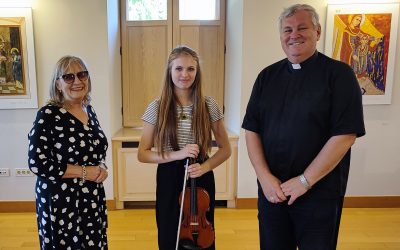 Biskupija darovala studentici violine Emi Smiljanić novi instrument