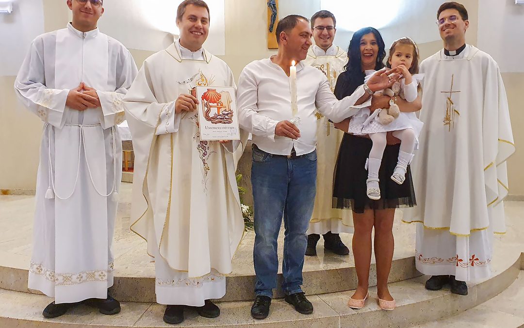 Obitelj Katunar iz kontejnerskog naselja kraj bazilike krstila dijete