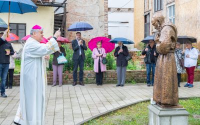 U dvorištu Svećeničkog doma blagoslovljen kip sv. Leopolda Bogdana Mandića