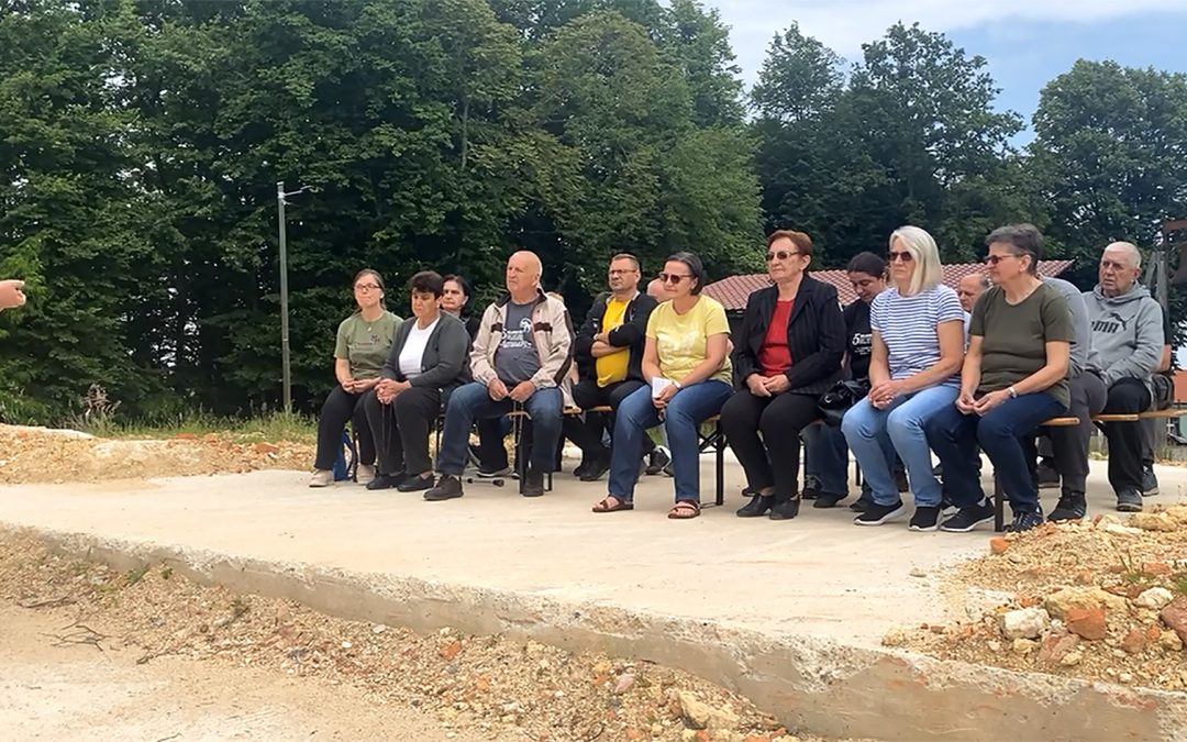 Legionari molili krunicu kod potresom srušene crkve u Maloj Solini 