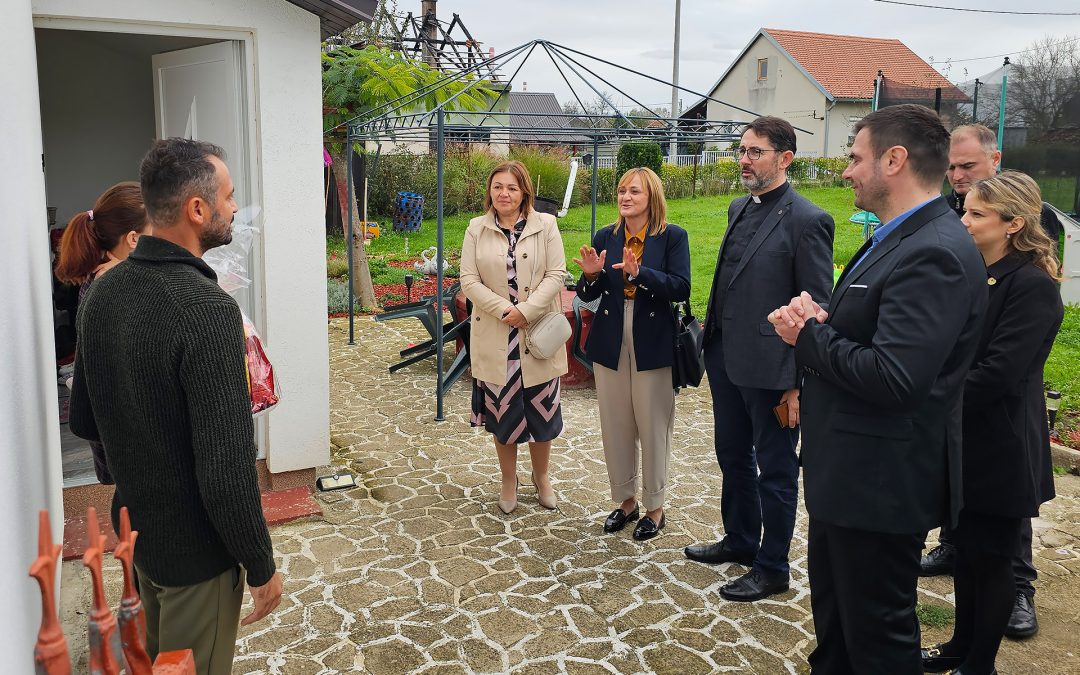 Obitelj iz Kanaka u novoobnovljenom domu