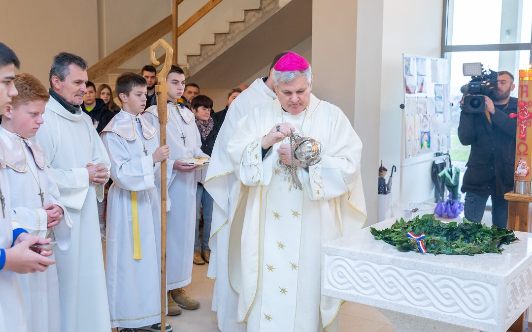 Blagoslovljena nova krstionica u petrinjskoj crkvi Preobraženja Gospodnjeg