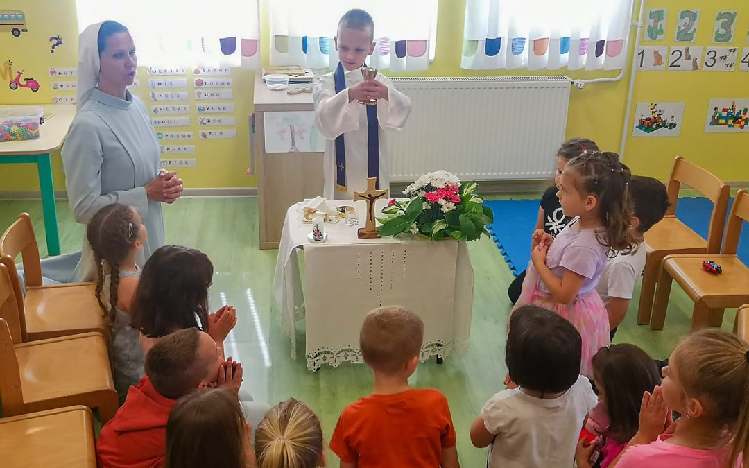 Kroz vjerske aktivnosti djeca iz vrtića u Selima upoznala prostor i predmete u crkvi