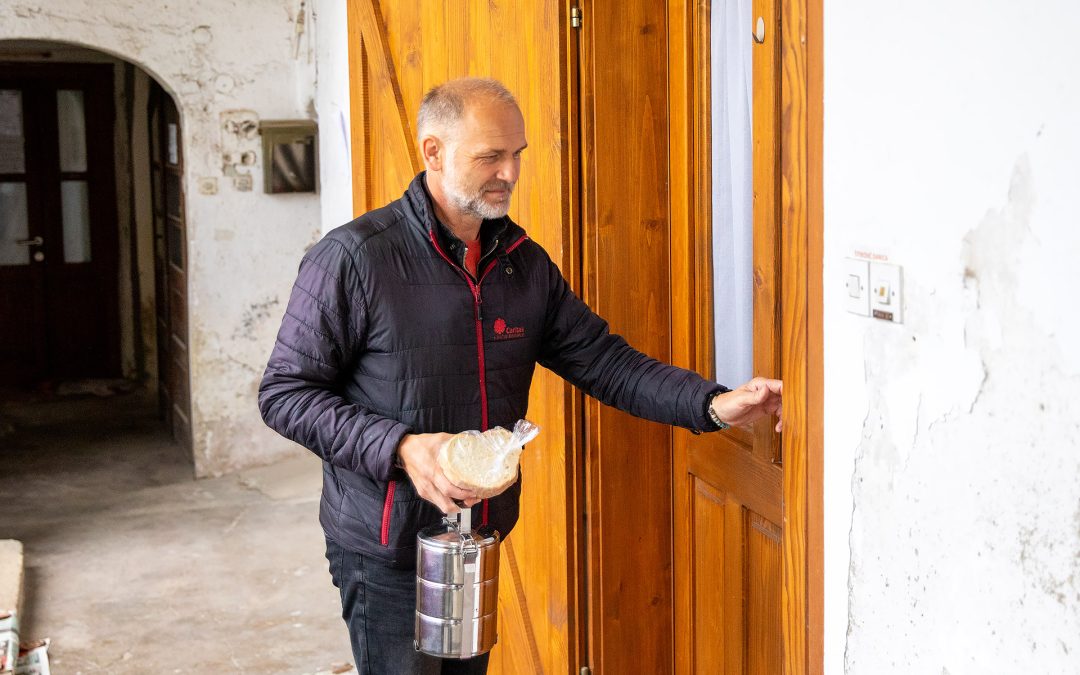 Socijalna i humanitarna pomoć obiteljima s djecom i starim i nemoćnim osobama koje žive u siromaštvu