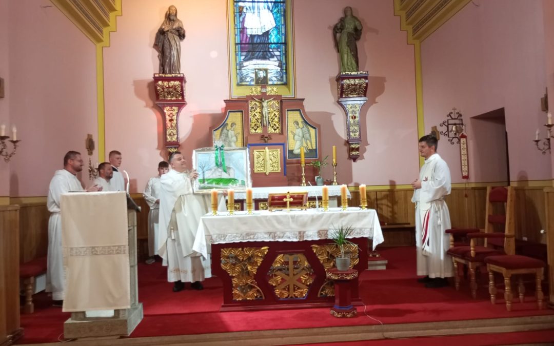 Blagoslov novouređene crkve u Popovači uoči mlade mise