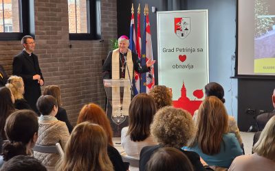 Biskup blagoslovio obnovljenu zgradu Doma zdravlja i novog Centra za mlade “Laura” u Petrinji.