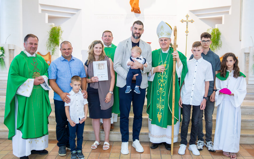 Biskup krstio peto dijete obitelji Pervan