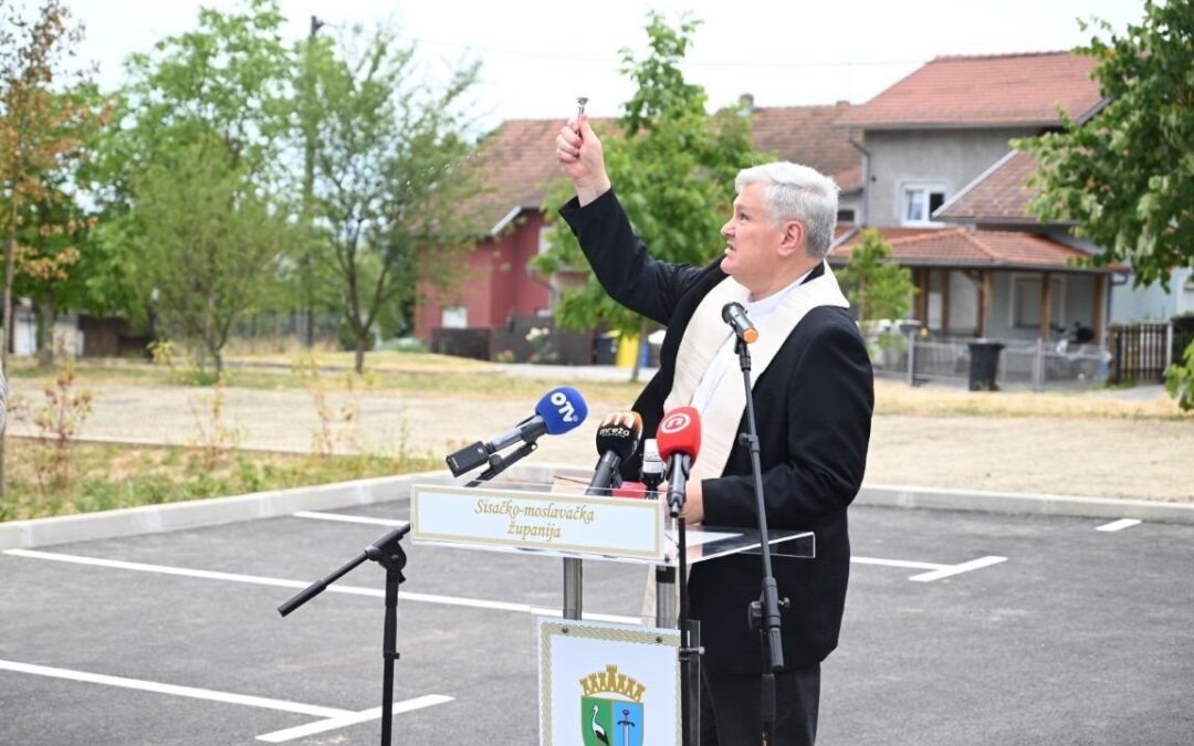 Biskup blagoslovio novosagrađenu stambenu zgradu za stradale u potresu