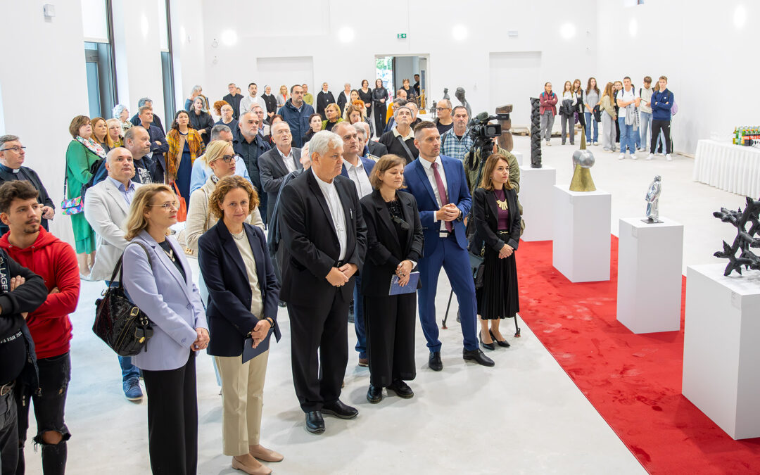 U Sisku otvorena izložba „Kratka povijest hrvatske moderne skulpture“