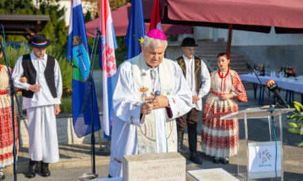 Blagoslovljen kamen temeljac za novi Pastoralni centar u Kutini posvećen sluzi Božjemu bratu Ivanu Bonifaciju Pavletiću
