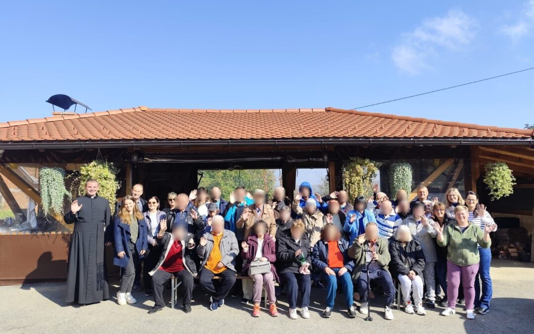 Korisnici i djelatnici Doma za odrasle osobe Petrinja posjetili župu Hrastovica