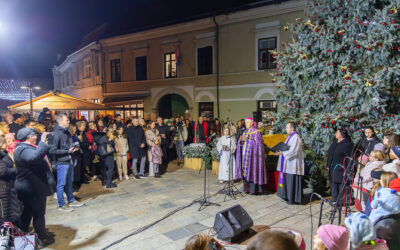 U Sisku upaljena prva adventska svijeća