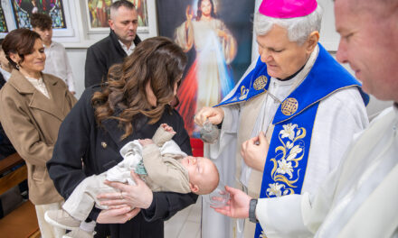 Biskup krstio šesto dijete obitelji Vučić