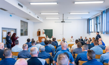 Biskup Košić predvodio misu za službenike i zatvorenike u Kaznionici u Glini