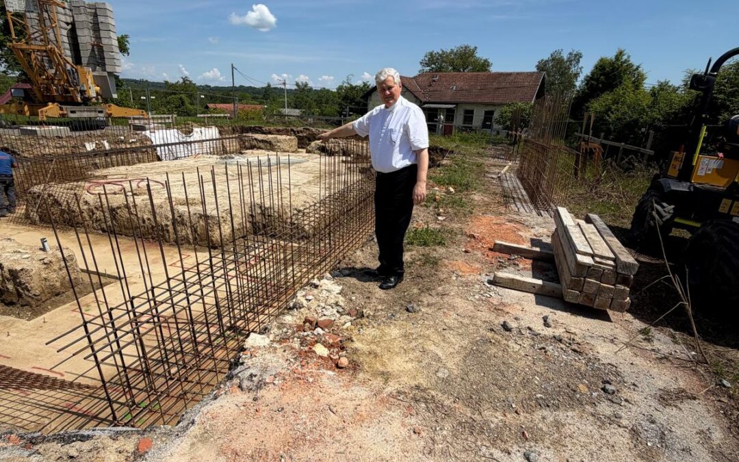 Biskup Košić obišao gradilište crkve u Starom Farkašiću