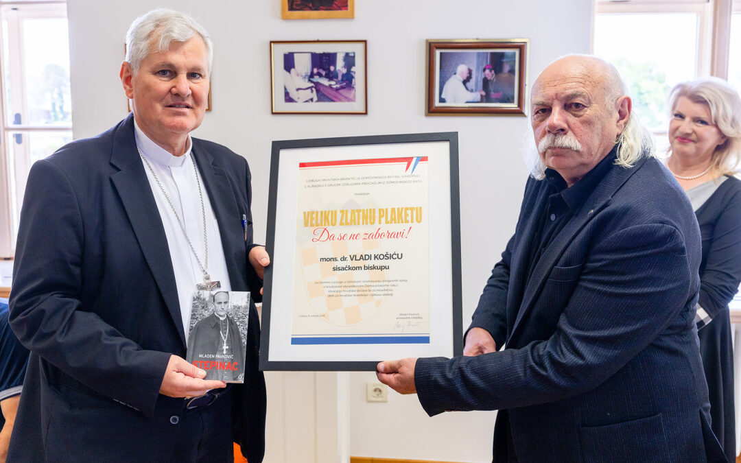 Biskupu Košiću uručena Velika zlatna plaketa „Da se ne zaboravi“