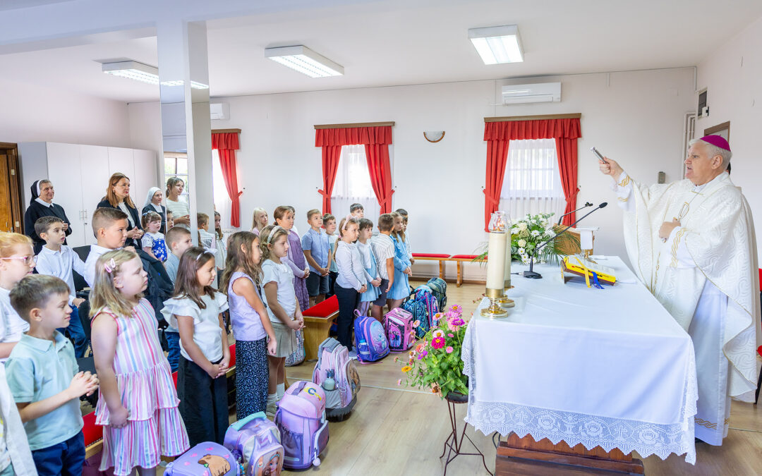 Biskup predvodio misu za učenike, roditelje i djelatnike Katoličke osnovne škole u Sisku